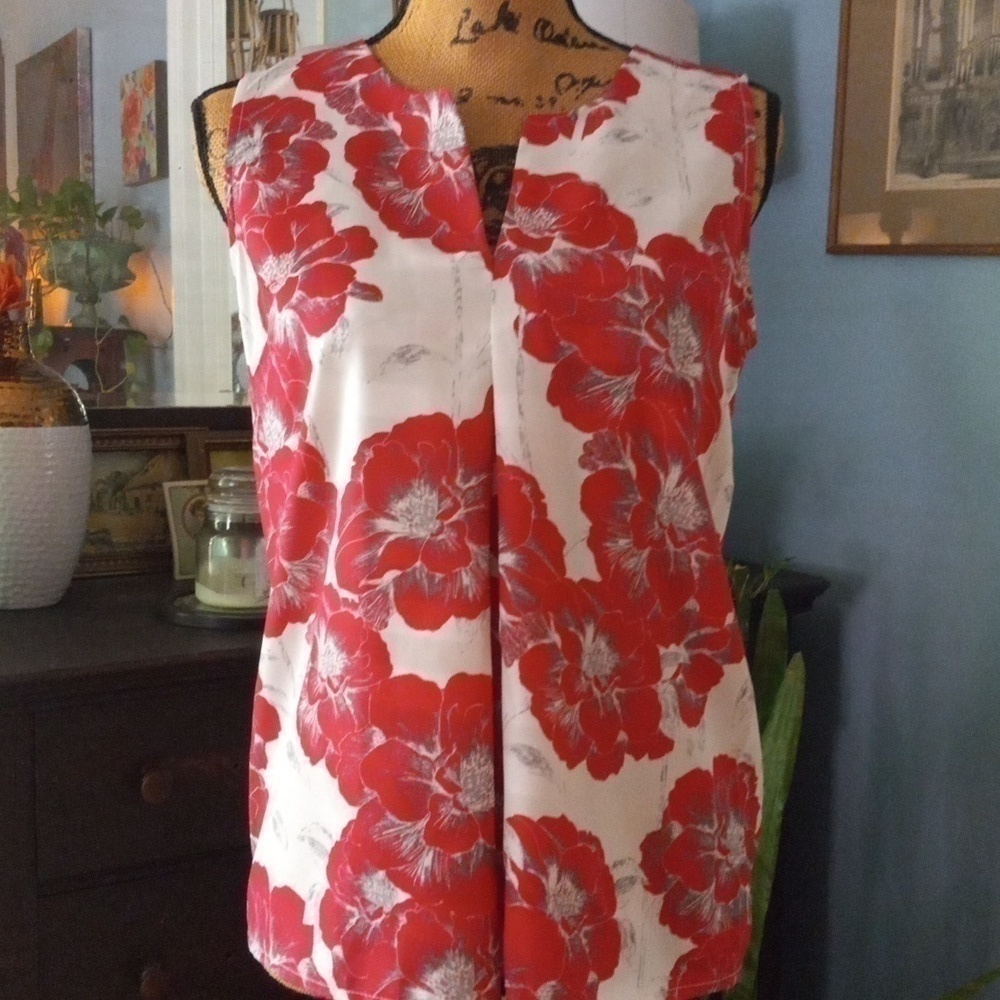 Crosby. White & Pink Floral Pleated Sleeveless Blouse